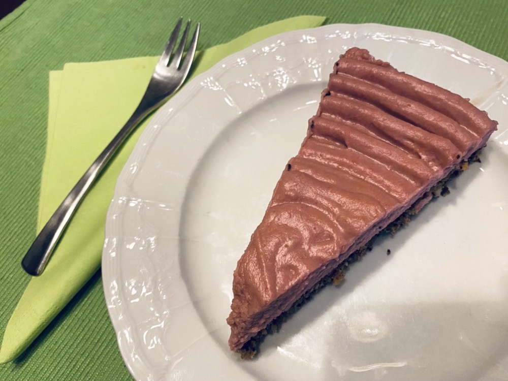 Mohntorte mit Himbeeren Tortenstück